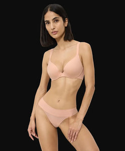 TRIUMPH LINGERIE <BR>
Body Make-Up Illusion Wired padded bra <BR>
Powder Peack <BR>