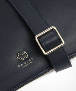 RADLEY LONDON<BR>
Pockets Crossbody Bag Fine Grain Cow Leather<BR>
Navy<BR>