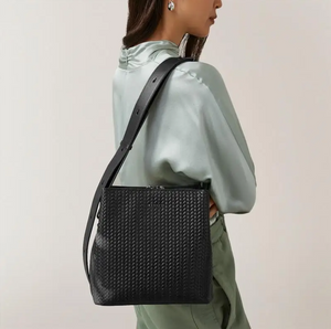 RADLEY LONDON<BR>
Dukes Place Handbag Compartment Weave<BR>
Black<BR>