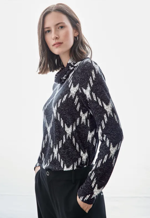 STREET ONE<BR>
Turtle Neck Sweater<BR>
Black/White<BR>