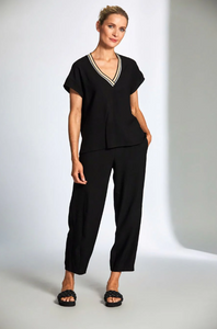 PERUZZI<BR>
Pinktuck Barrel Trousers<BR>
Black, Navy<BR>